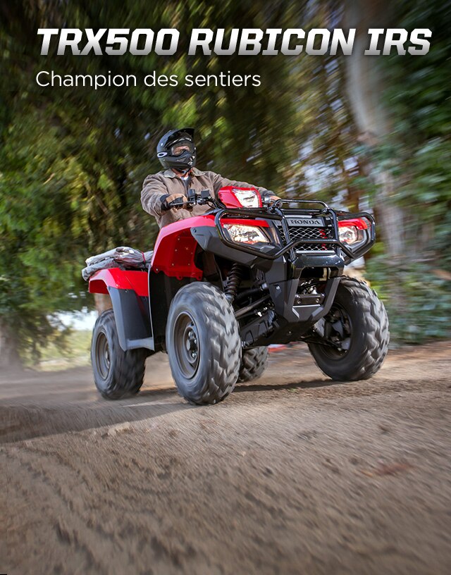 TRX500 Rubicon IRS. Champion des sentiers. Image d'un pilote qui roule à toute allure avec confiance sur un sentier.