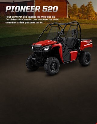 Pioneer 520. Partout c'est l'aventure. Image d'un VCC compact qui roule rapidement dans un ruisseau rocheux et boueux dans la forêt