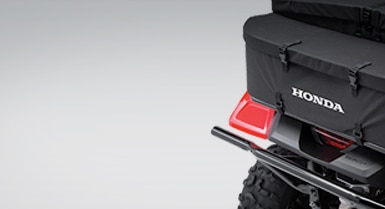 Pièces et accessoires pour véhicules côte à côte. Faites un petit pas de plus pour exprimer votre style. Image d'un coffre Honda sur un VCC rouge.