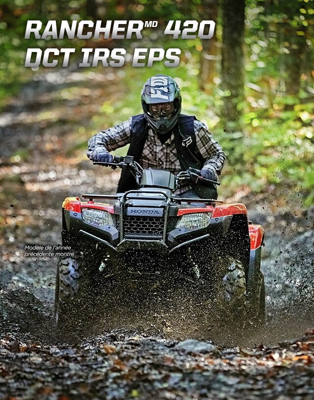 TRX420 Rancher DCT IRS EPS. Un maître au travail comme dans les loisirs. Image d'un VTT blanc stationné dans une forêt verdoyante.