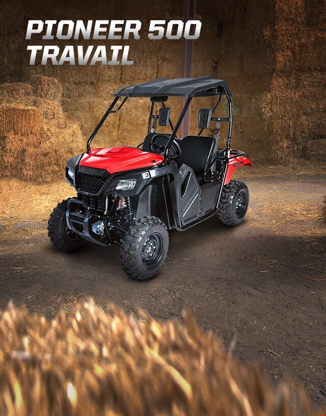 Pioneer 500 avec ensemble Travail. Partout c'est l'aventure. Côte à côte compact stationné dans une grange.