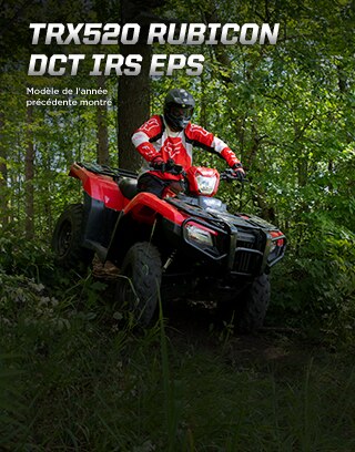 TRX500 Rubicon DCT IRS EPS. Prêt à relever le défi Image d'un pilote de VTT qui manœuvre avec compétence sur une piste forestière accidentée.