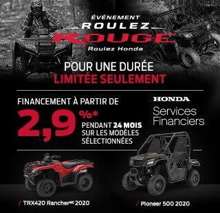 "Bannière de L'ÉVÉNEMENT ROULEZ ROUGE ROULEZ HONDA. Images de style de vie en noir et blanc du la TRX420 RancherMD 2020 et la Pioneer 500 2020. L'offre pour: Financement à partir de 0,9 % pendant 24 mois sur les modèles sélectionés"" et le logo Honda Services Financiers."