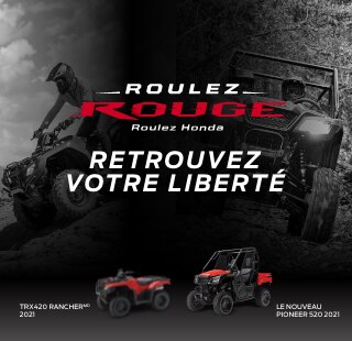 Roulez rouge. Roulez Honda. Retrouvez votre liberté. Images en studio de la TRX420 Rancher MD 2021 et le nouveau Pioneer 520 2021. Un pilote de VTT et un conducteur côte-à-côte roulant sur des sentiers.