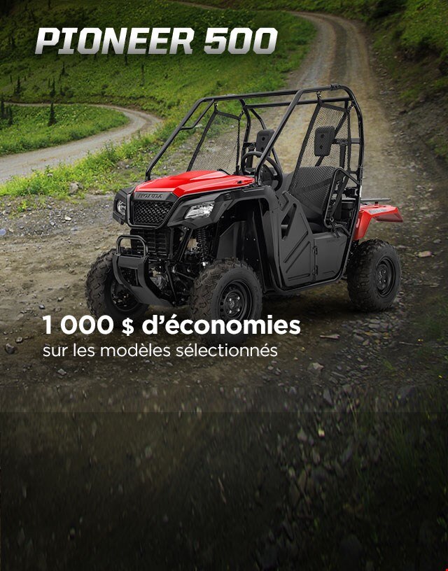 Pioneer 500. Partout c'est l'aventure. Image d'un VCC compact qui roule rapidement dans un ruisseau rocheux et boueux dans la forêt