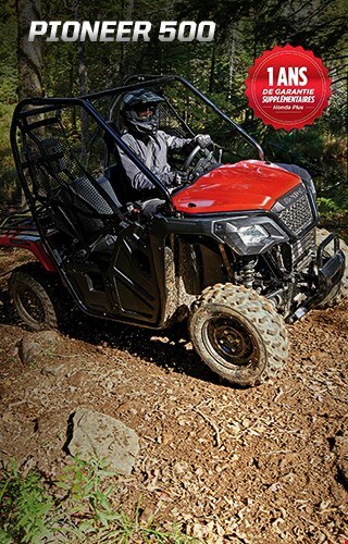 Pioneer 500. Partout c'est l'aventure. Image d'un VCC compact qui roule rapidement dans un ruisseau rocheux et boueux dans la forêt
