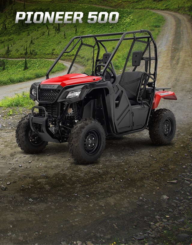 Pioneer 500. Partout c'est l'aventure. Image d'un VCC compact qui roule rapidement dans un ruisseau rocheux et boueux dans la forêt