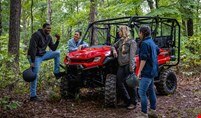 Groupe de personnes autour du Pioneer 1000-5 parlant